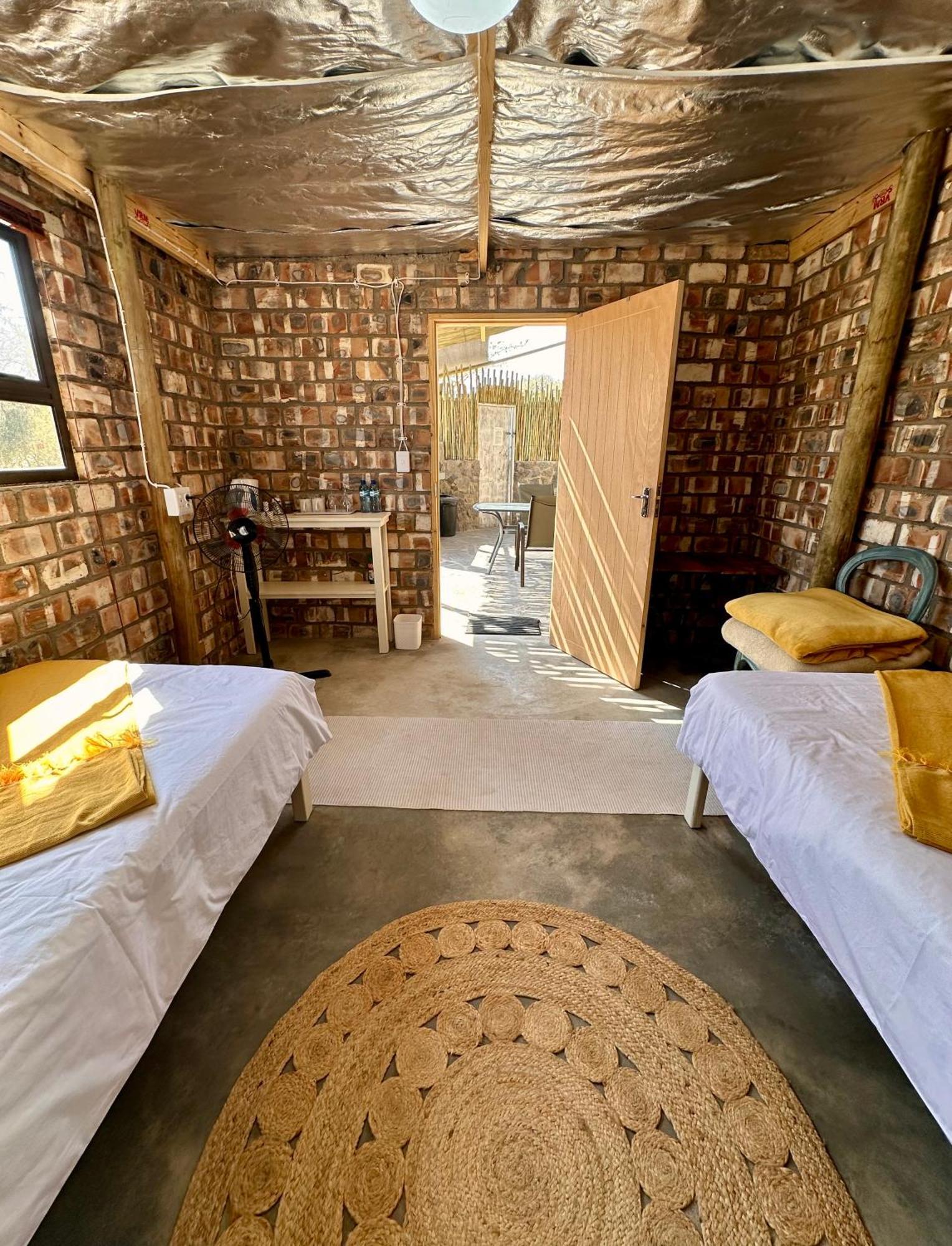 Daureb Isib Campsite And B&B Uis Bagian luar foto