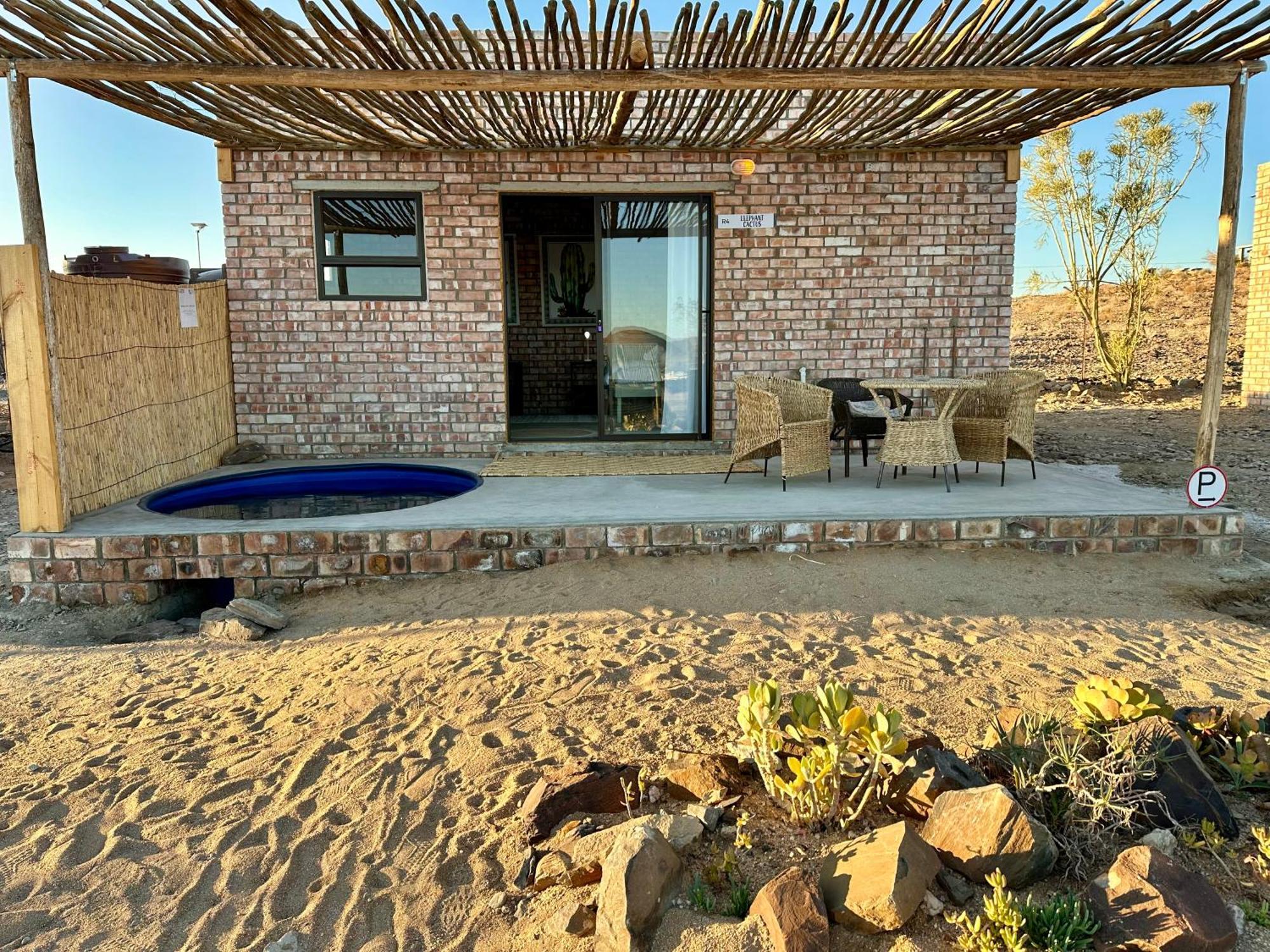 Daureb Isib Campsite And B&B Uis Bagian luar foto