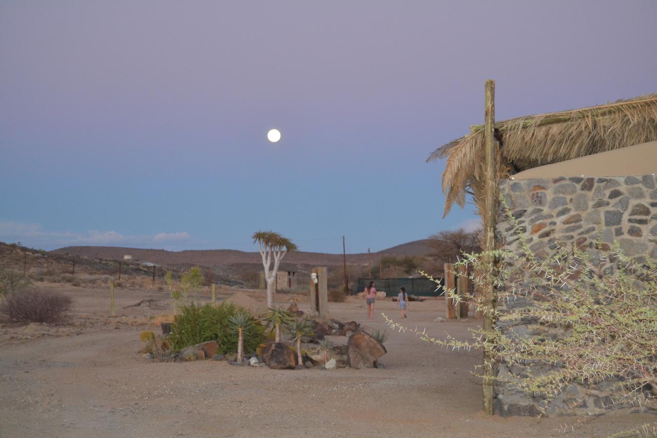 Daureb Isib Campsite And B&B Uis Bagian luar foto